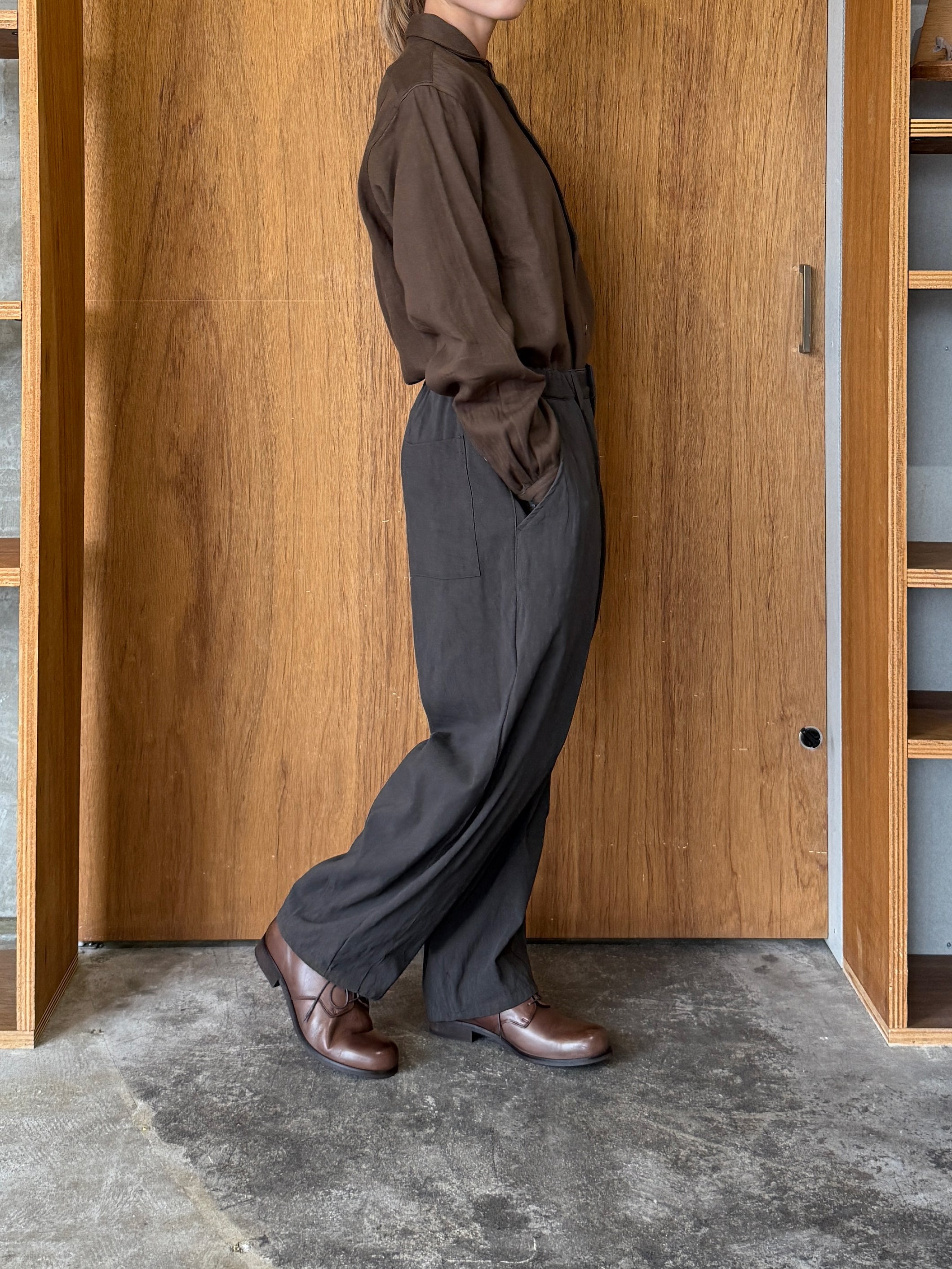 Vlas Blomme / Cotton Twill ワンタックテーパードパンツ(Brown)
