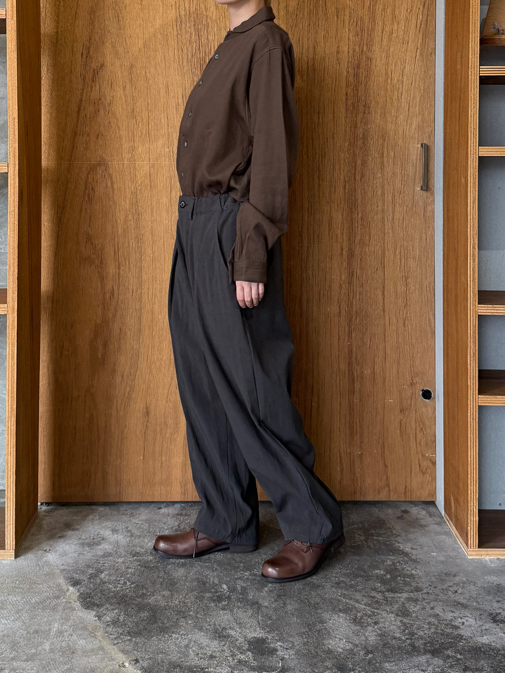 Vlas Blomme / Cotton Twill ワンタックテーパードパンツ(Brown)