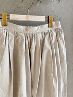 ROBE de PEAU / SATIN CAMILLE TUCKED PANTS (LIGHT GRAY)