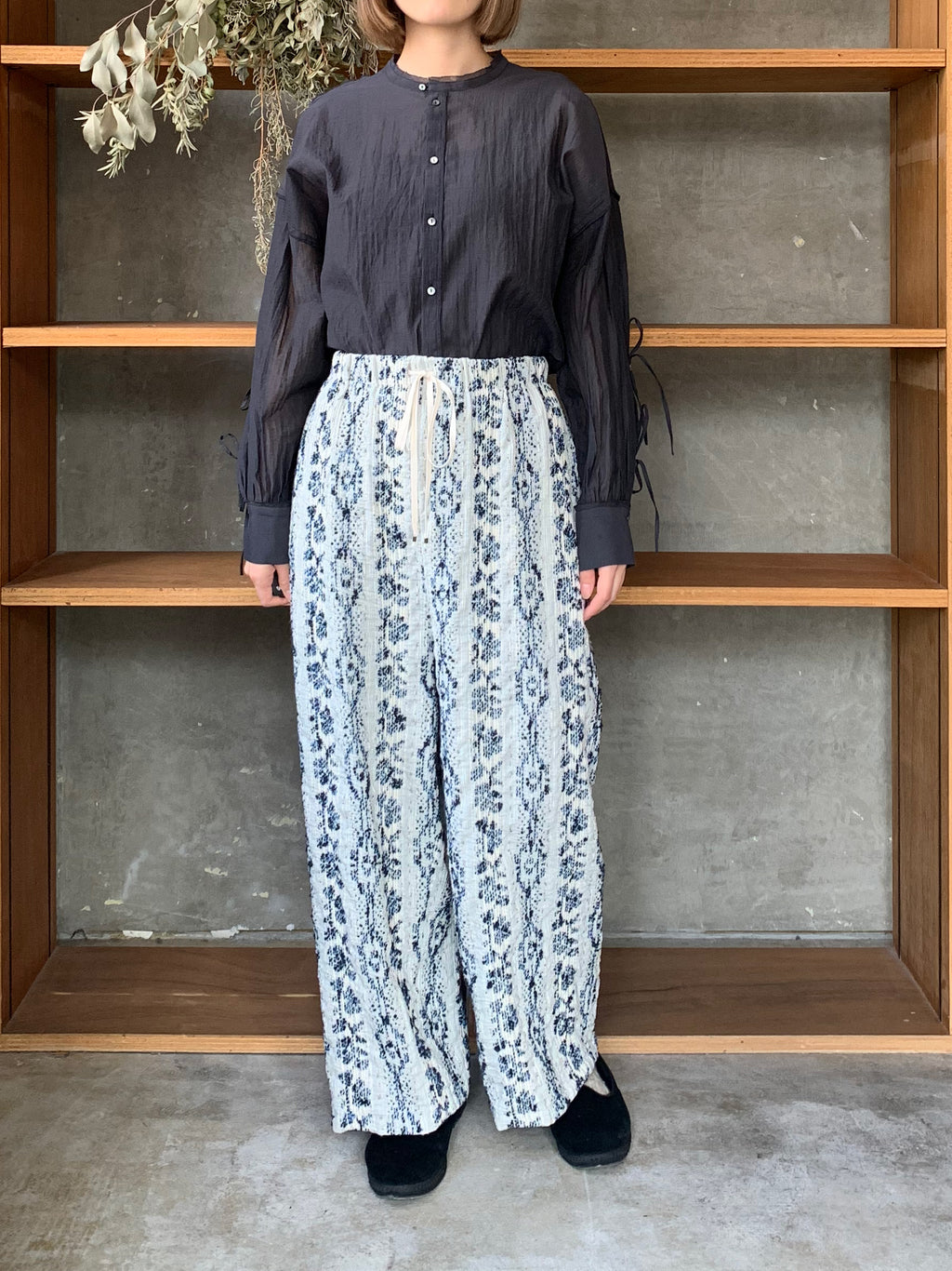 qiri / veil ribbon blouse（チャコール）