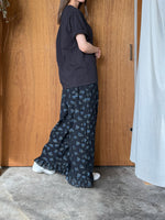 qiri / antique chain embroidery Tee (チャコール)