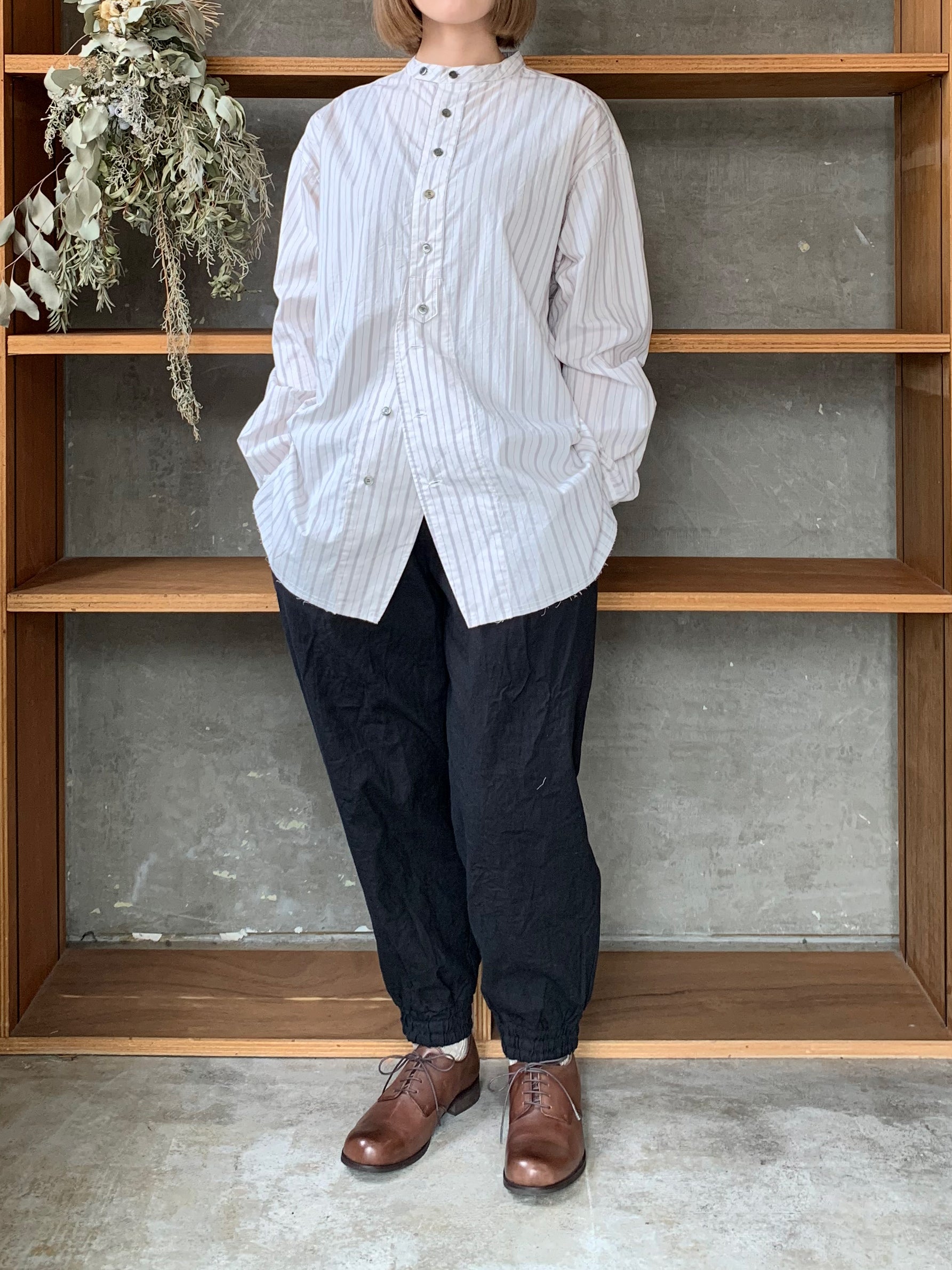 Vlas Blomme / Washed Cotton Stripe　バンドラカラーシャツ(Off White)