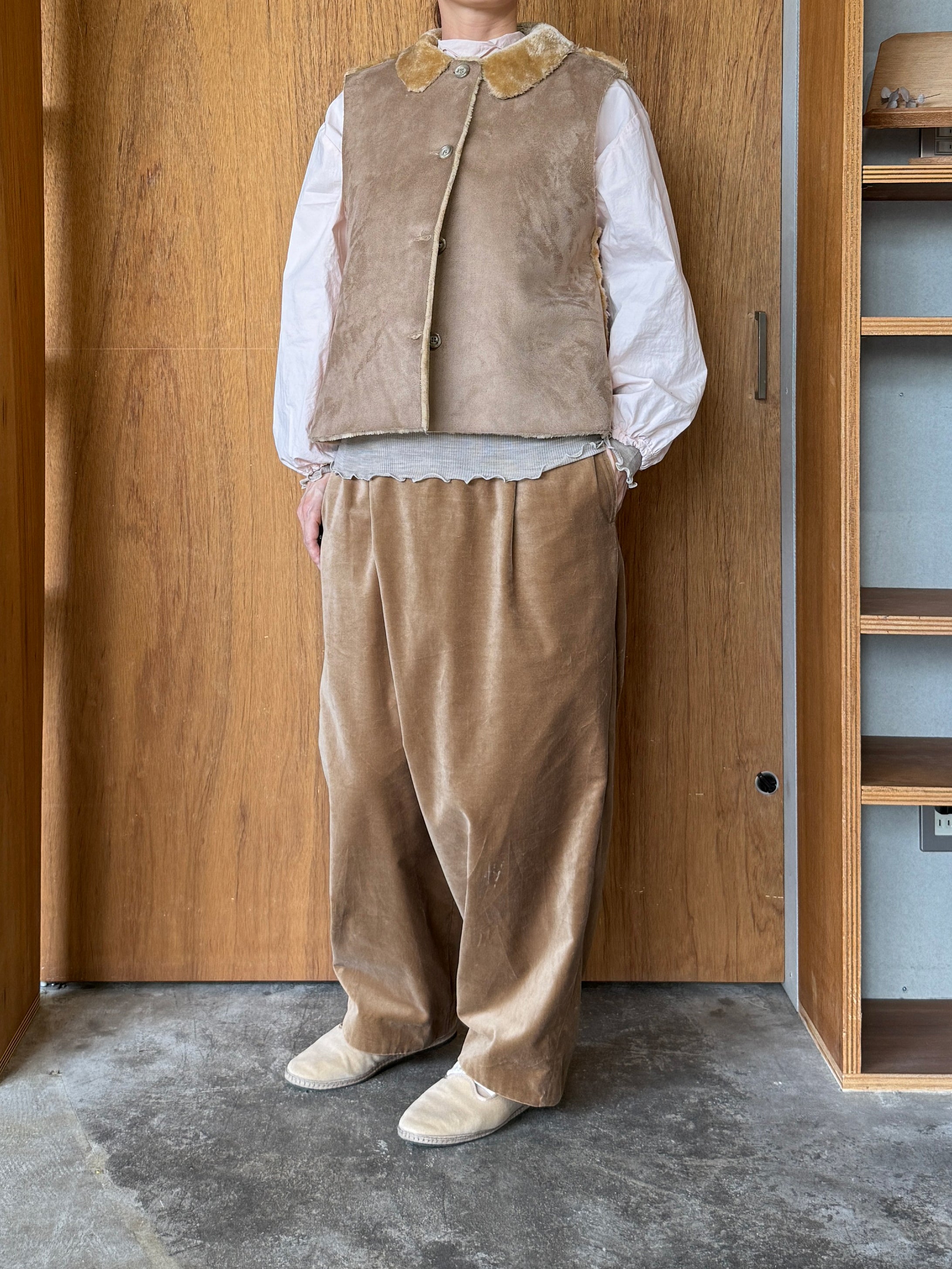 ROBE de PEAU / ECO MOUTON VEST (BEIGE)