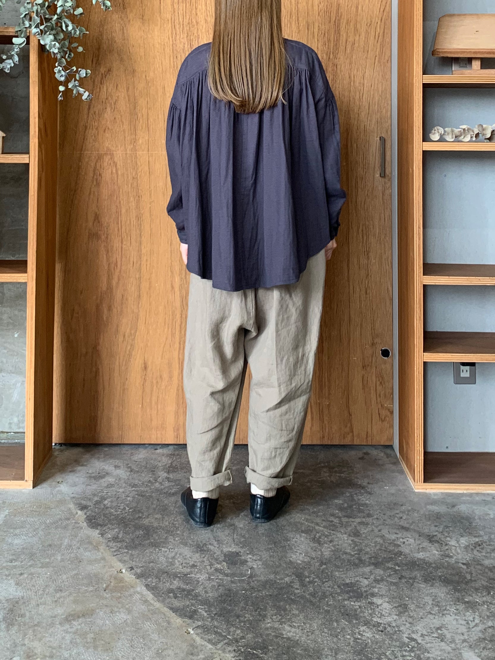 IKKUNA / gathered blouse（charcoal gray）