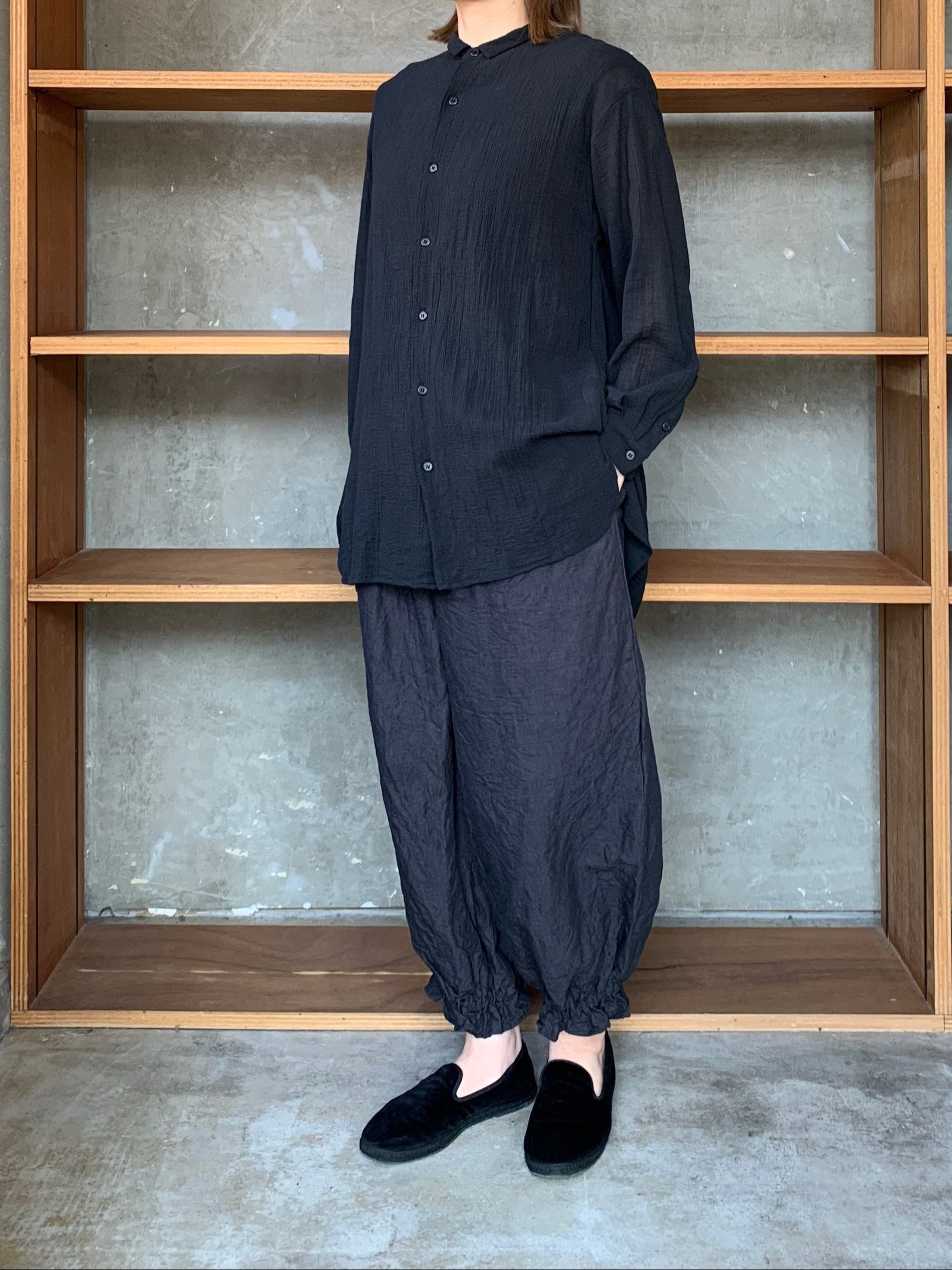ROBE de PEAU / PETIT COL BLOUSE (NOIR)
