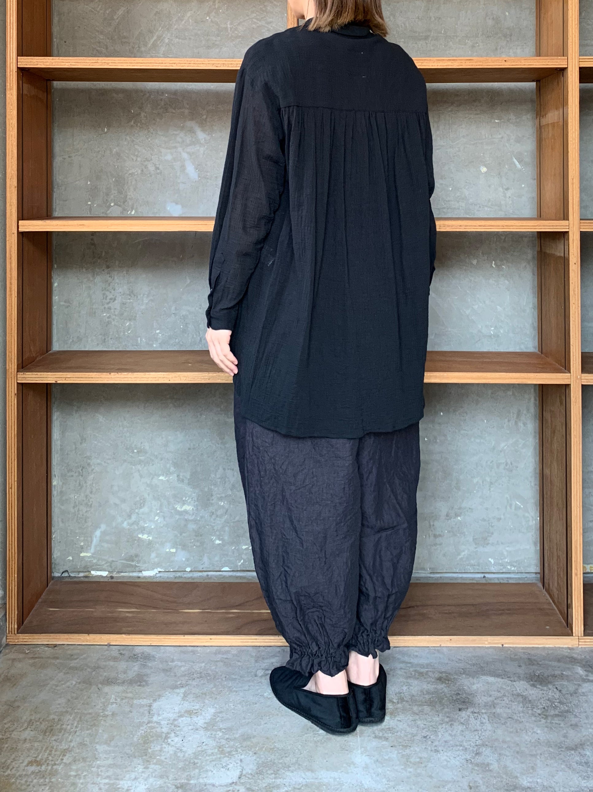 ROBE de PEAU / PETIT COL BLOUSE (NOIR)
