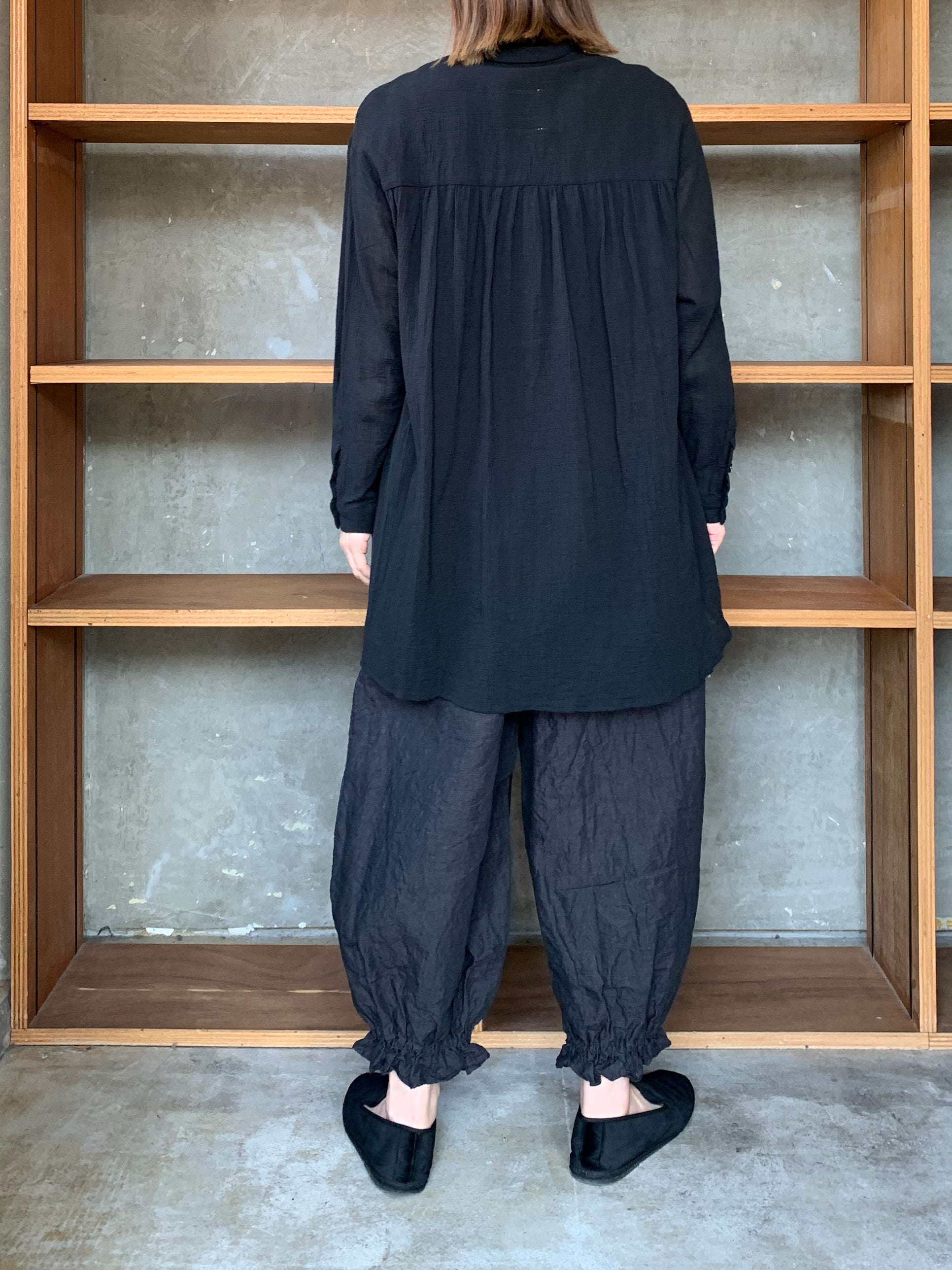 ROBE de PEAU / PETIT COL BLOUSE (NOIR)