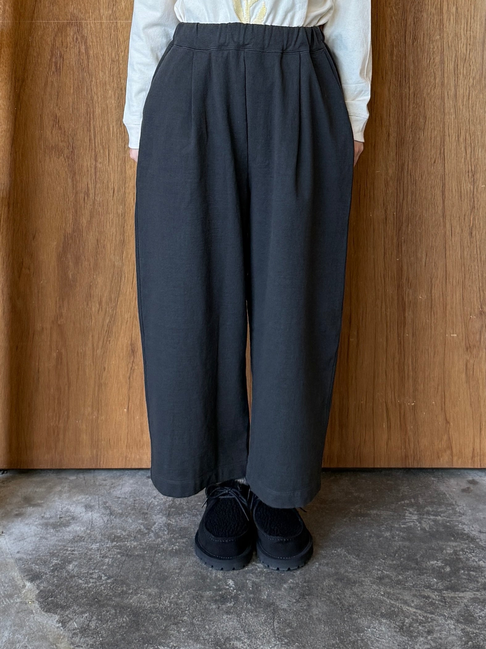 CLOSELY / tucked easy wide pants (charcoal)