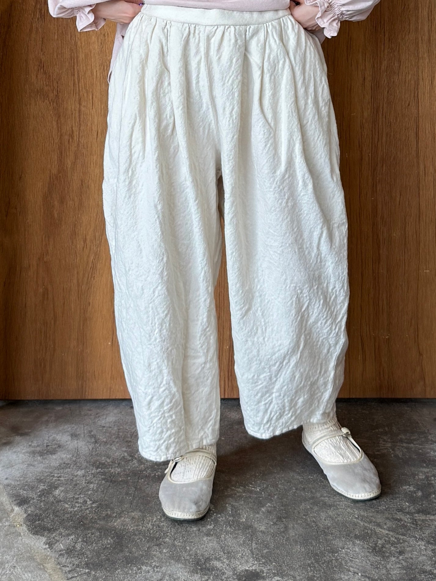 ROBE de PEAU / CAMILLE WOOL TUCK PANTS (WHITE)