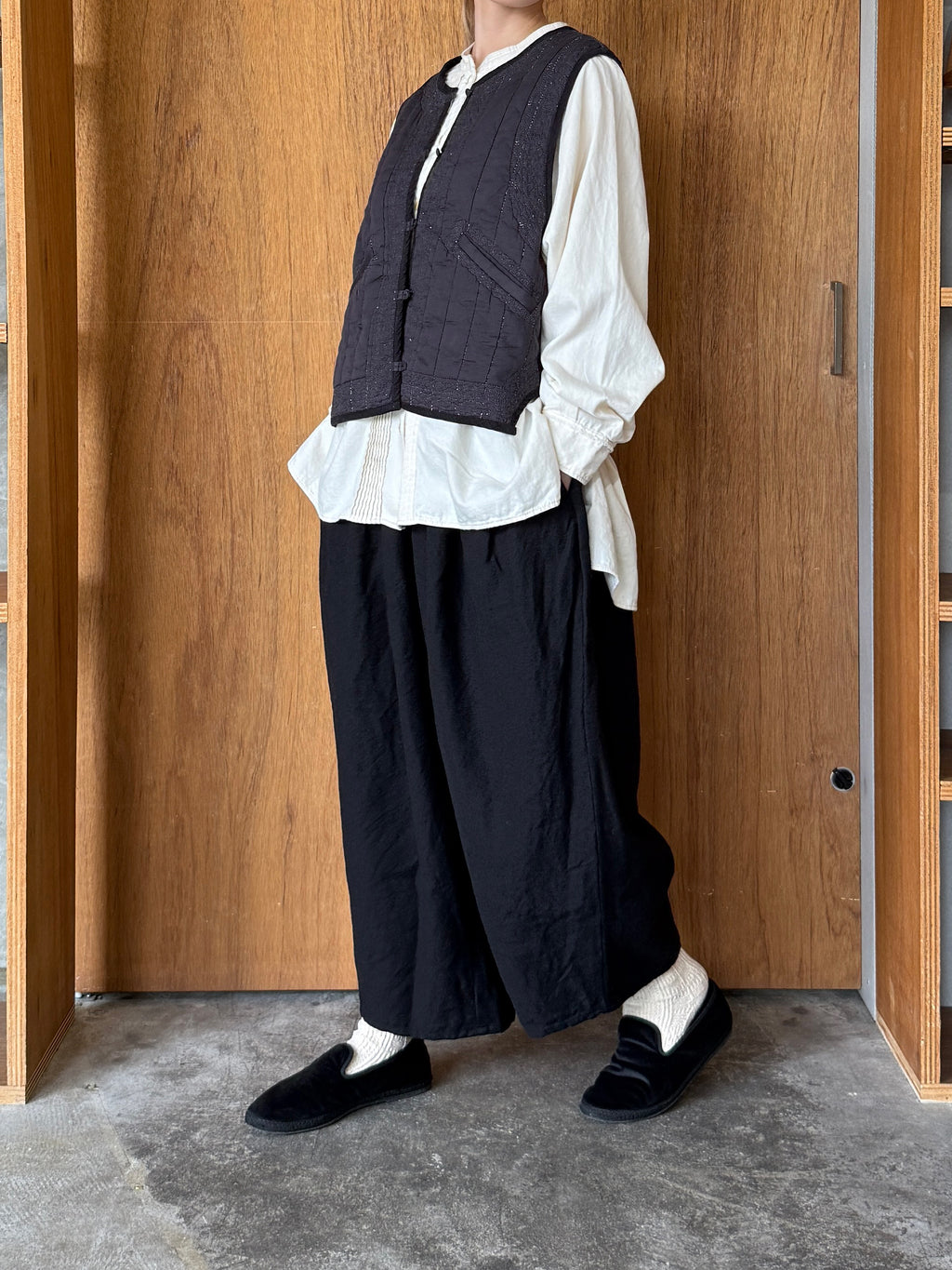 ROBE de PEAU / CAMILLE WOOL TUCK PANTS (BLACK)