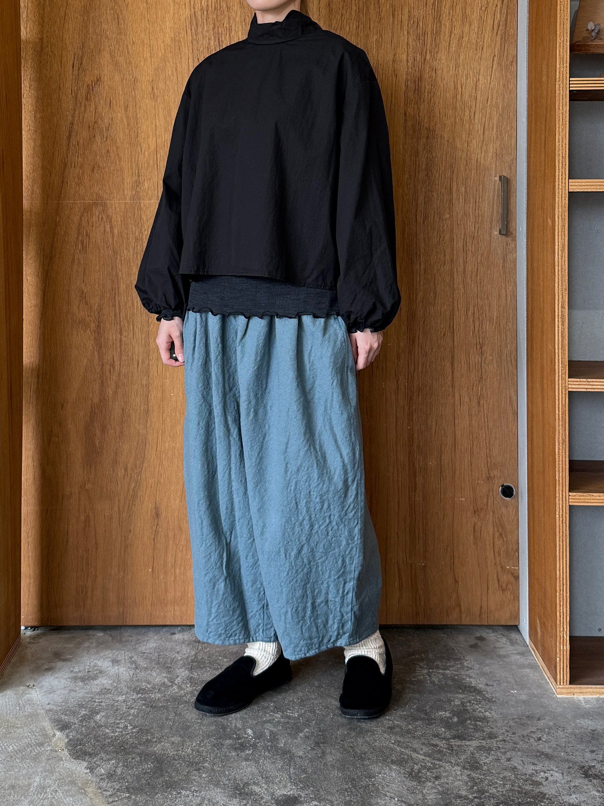 ROBE de PEAU / CAMILLE WOOL TUCK PANTS (GRAYISH BLUE)