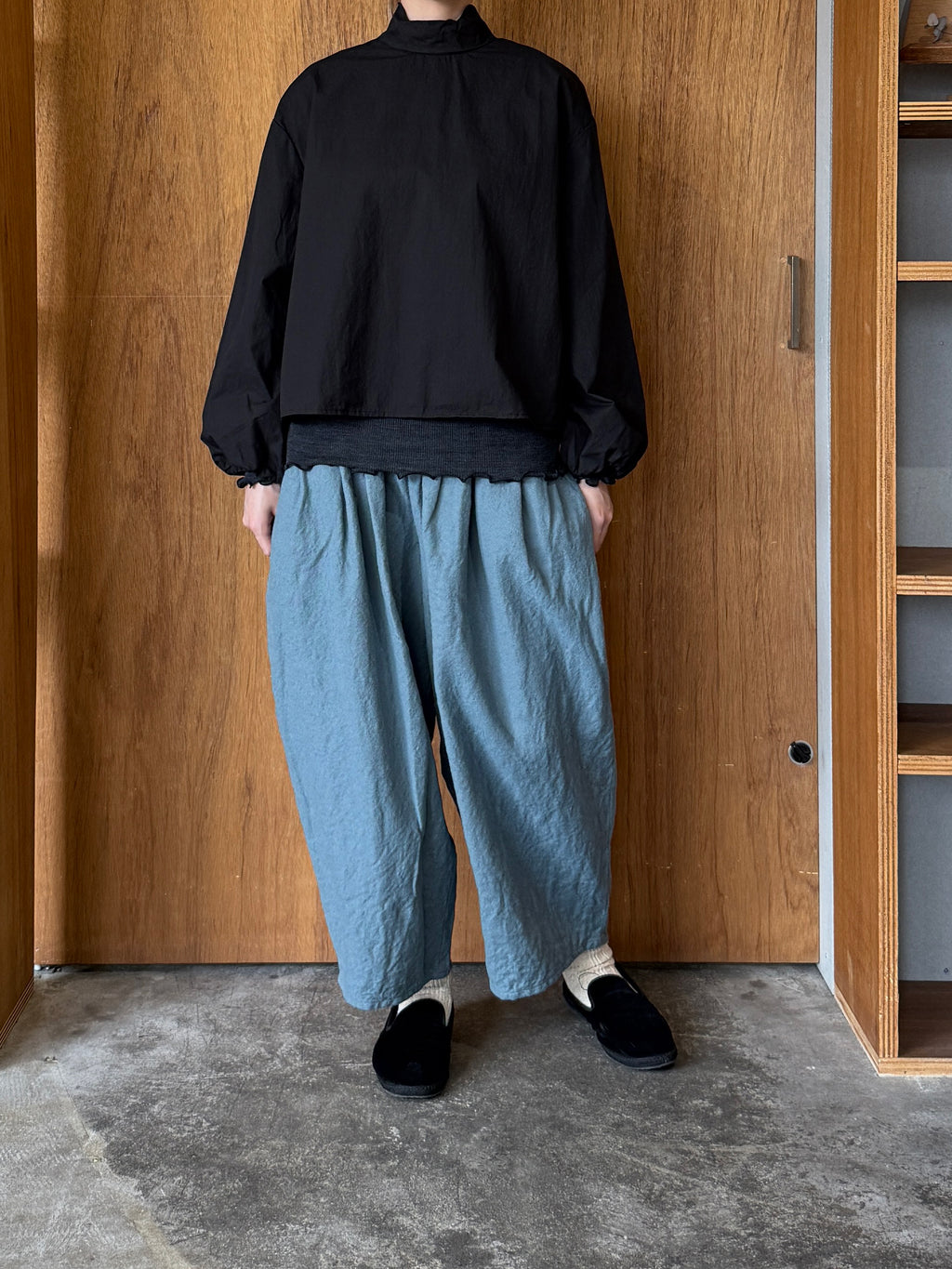 ROBE de PEAU / CAMILLE WOOL TUCK PANTS (GRAYISH BLUE)