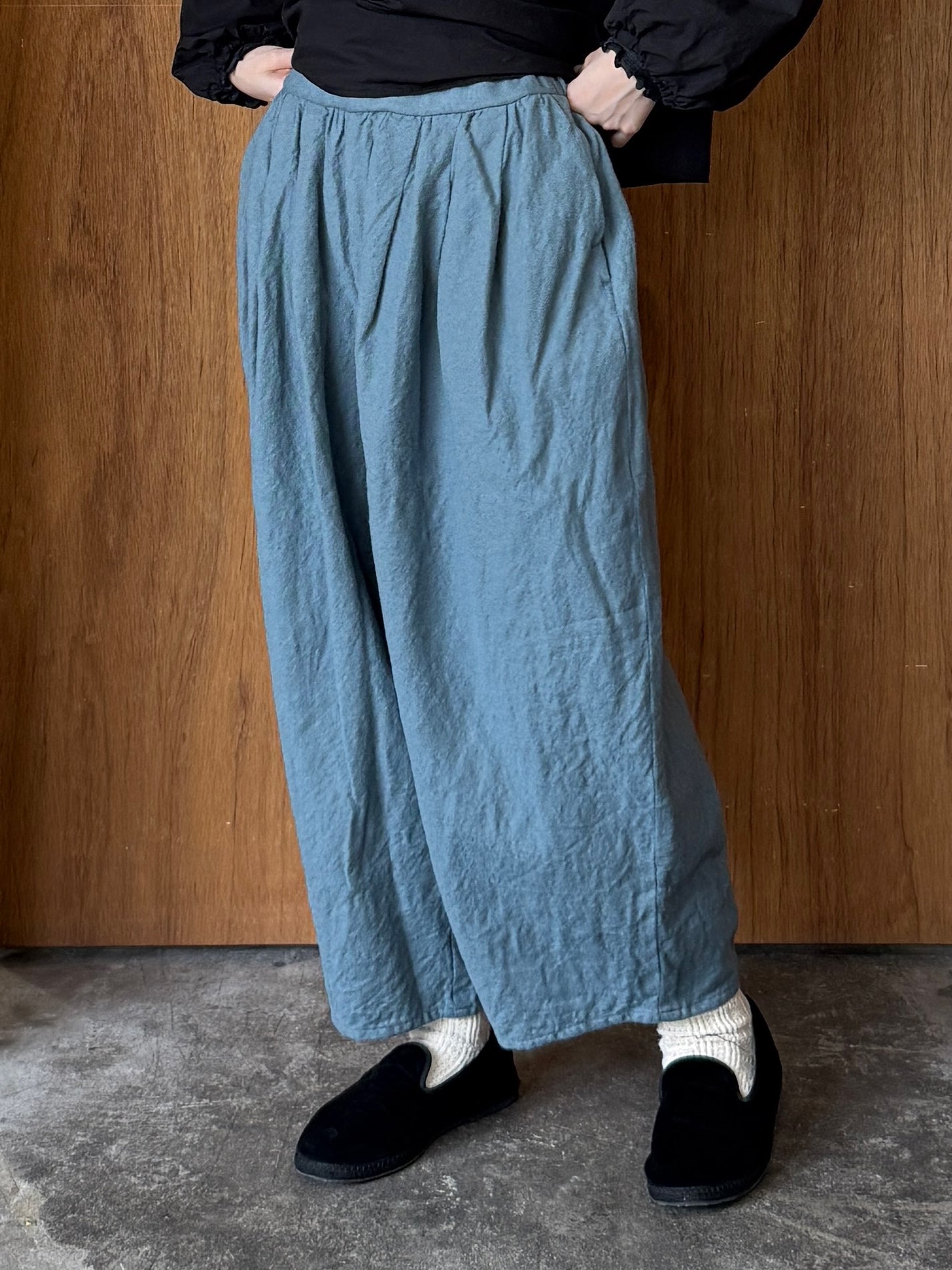 ROBE de PEAU / CAMILLE WOOL TUCK PANTS (GRAYISH BLUE)