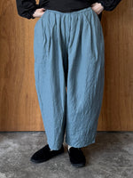 ROBE de PEAU / CAMILLE WOOL TUCK PANTS (GRAYISH BLUE)