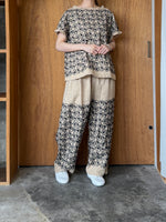 qiri / turu flower embroidery frill blouse (サンド)