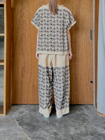 qiri / turu flower embroidery frill blouse (サンド)