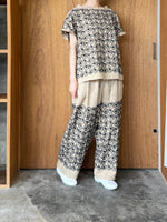 qiri / turu flower embroidery frill blouse (サンド)