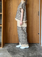 qiri / turu flower embroidery frill blouse (サンド)