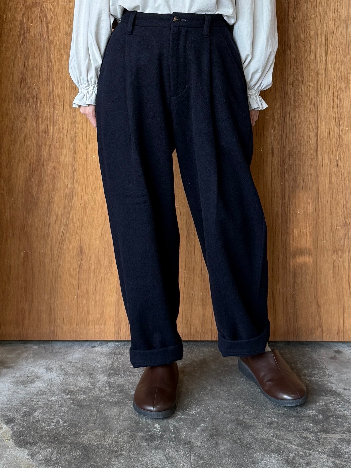 TISSU / カシミヤビーバー タックストレートPT（ネイビー）