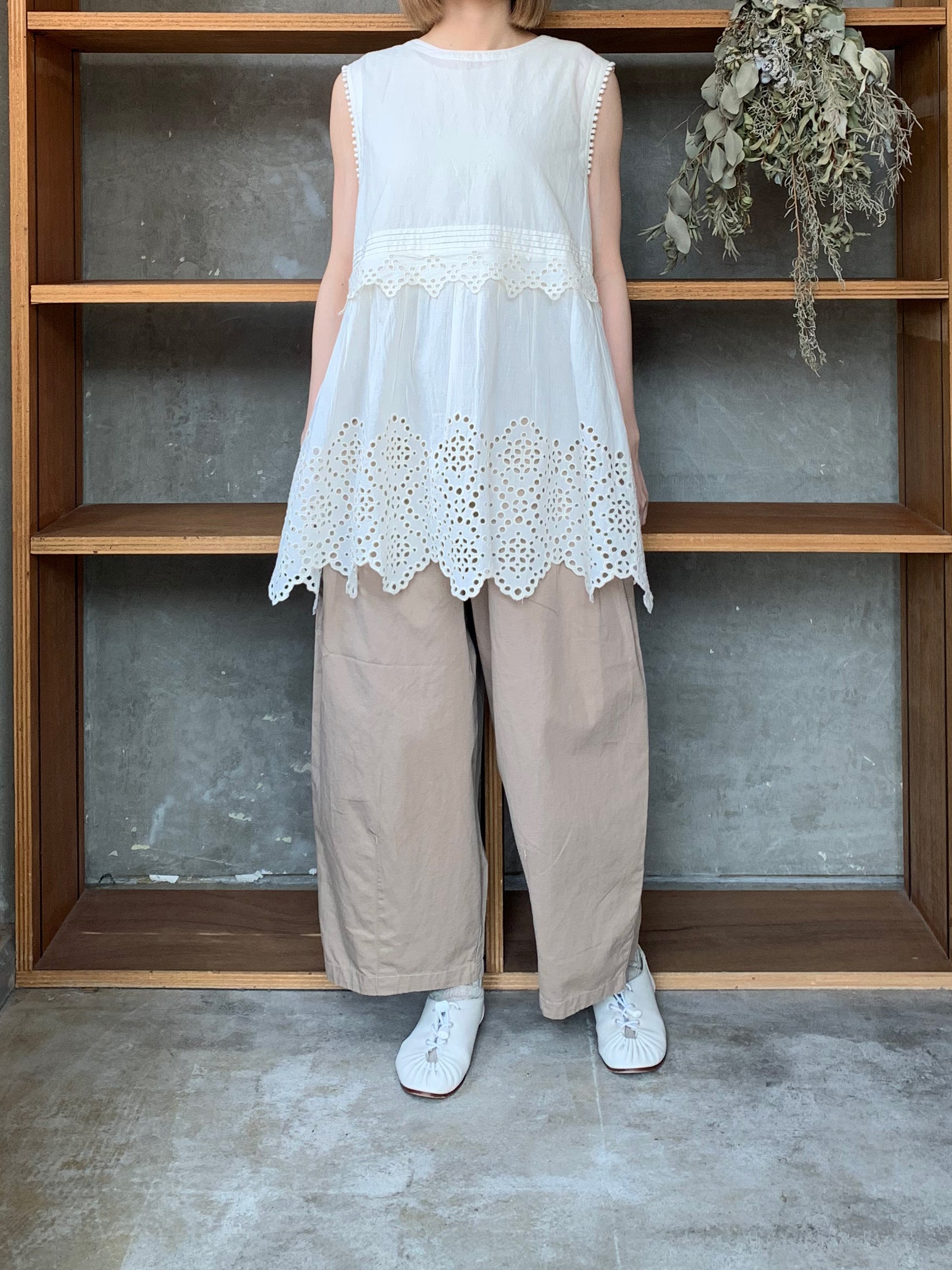 【SALE】tumugu / カットワークレース 2wayノースリチュニック（IVORY）