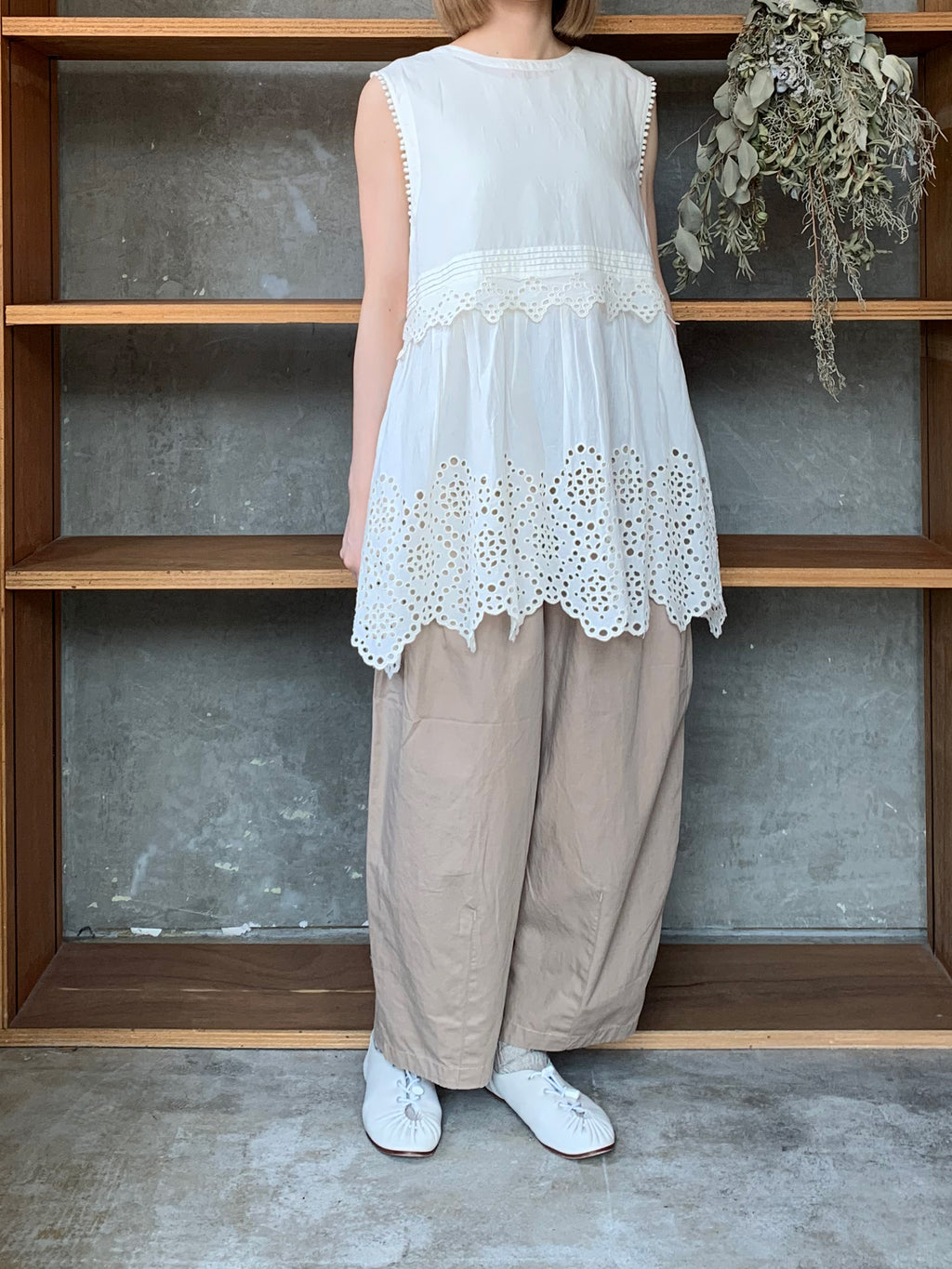 【SALE】tumugu / カットワークレース 2wayノースリチュニック（IVORY）