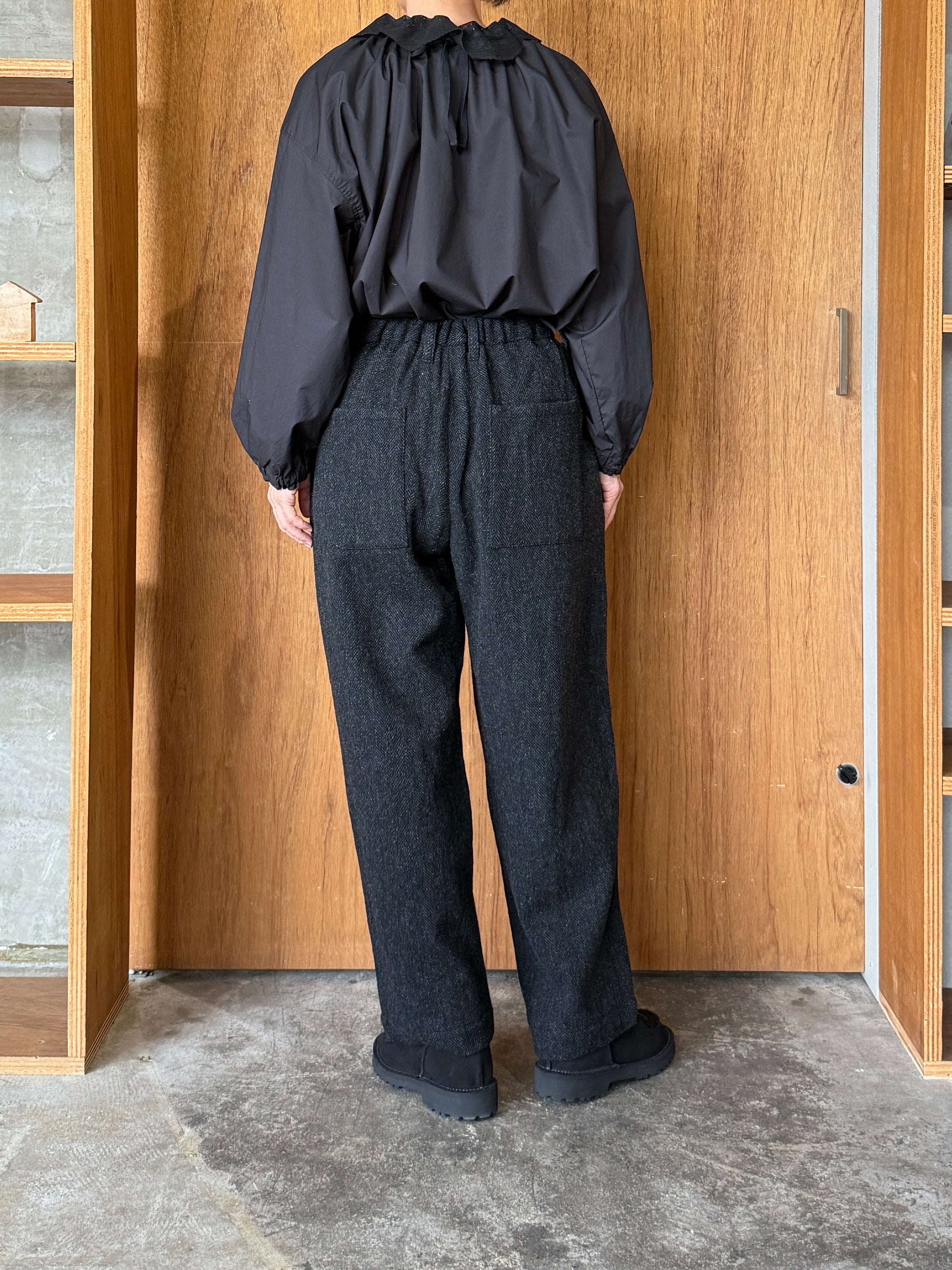 TISSU / オリジナルウールヘリンボン タックストレートPT（クロヘリンボン）