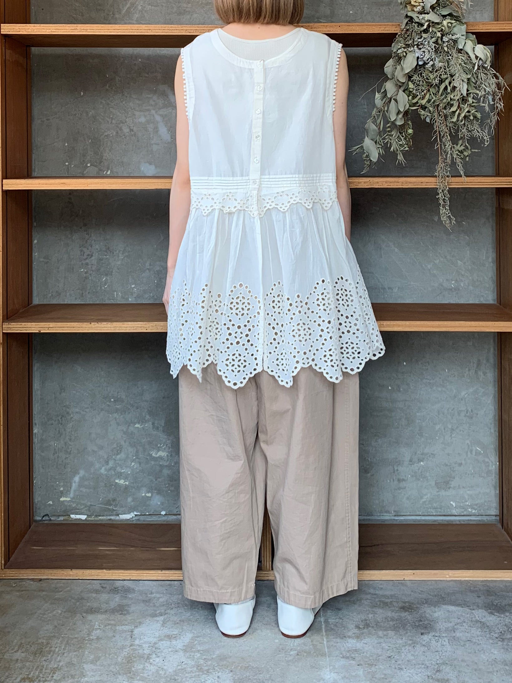 【SALE】tumugu / カットワークレース 2wayノースリチュニック（IVORY）