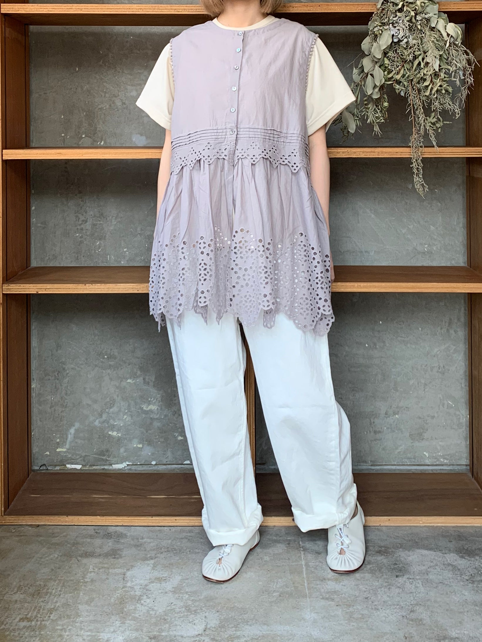 【SALE】tumugu / カットワークレース 2wayノースリチュニック（GRAY）