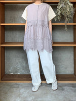 【SALE】tumugu / カットワークレース 2wayノースリチュニック（GRAY）