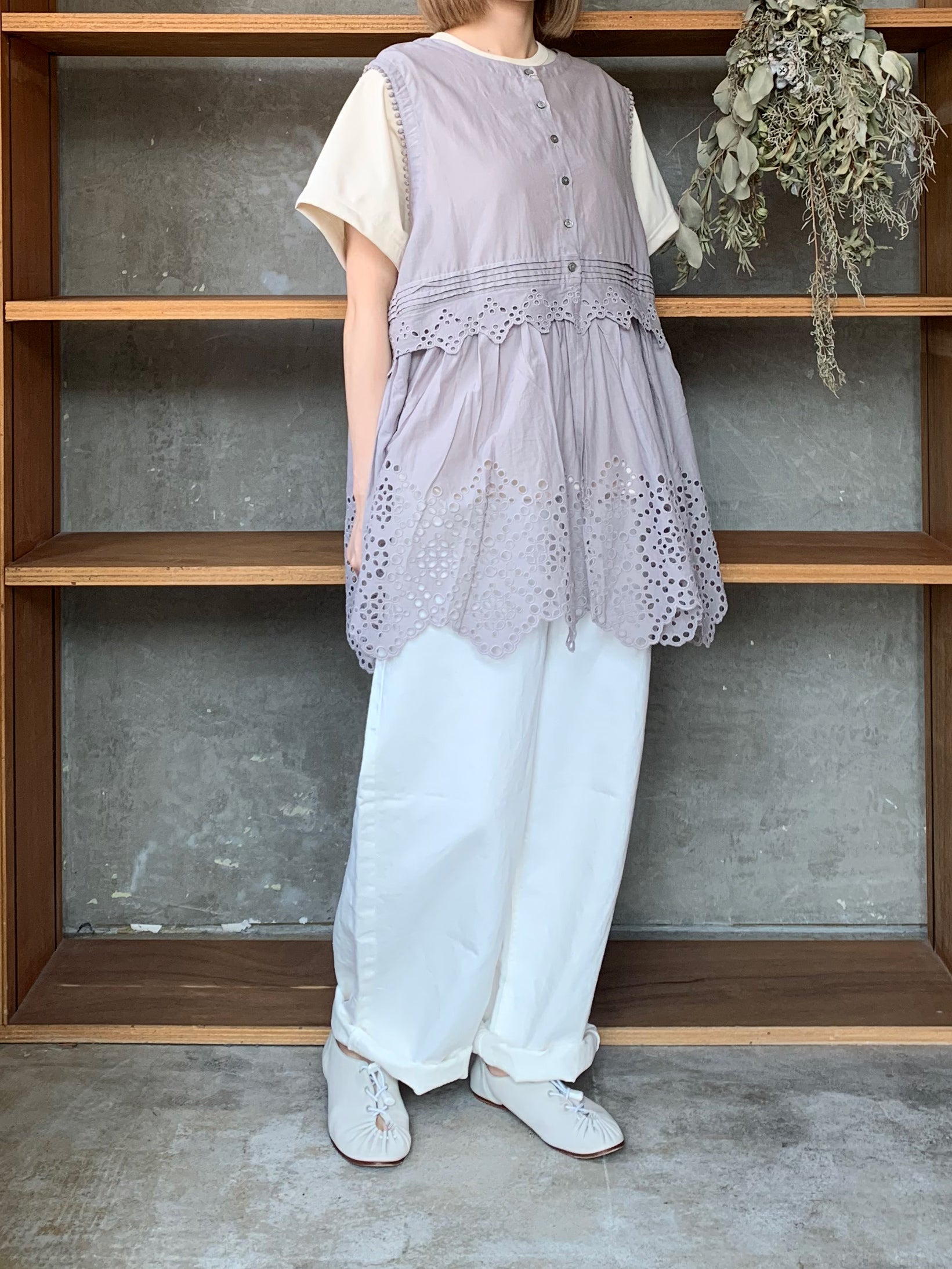 【SALE】tumugu / カットワークレース 2wayノースリチュニック（GRAY）