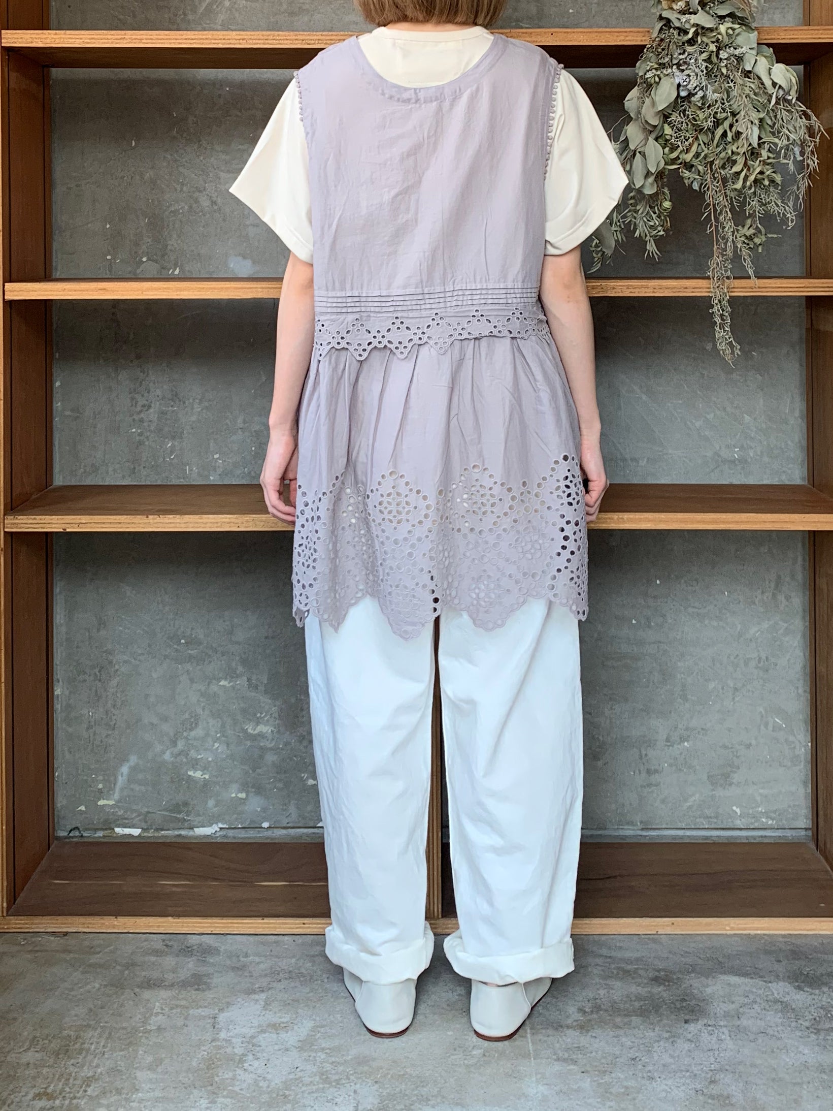 【SALE】tumugu / カットワークレース 2wayノースリチュニック（GRAY）