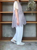 【SALE】tumugu / カットワークレース 2wayノースリチュニック（GRAY）