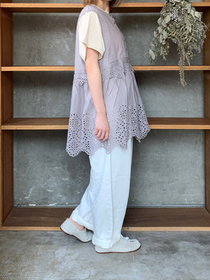 【SALE】tumugu / カットワークレース 2wayノースリチュニック（GRAY）