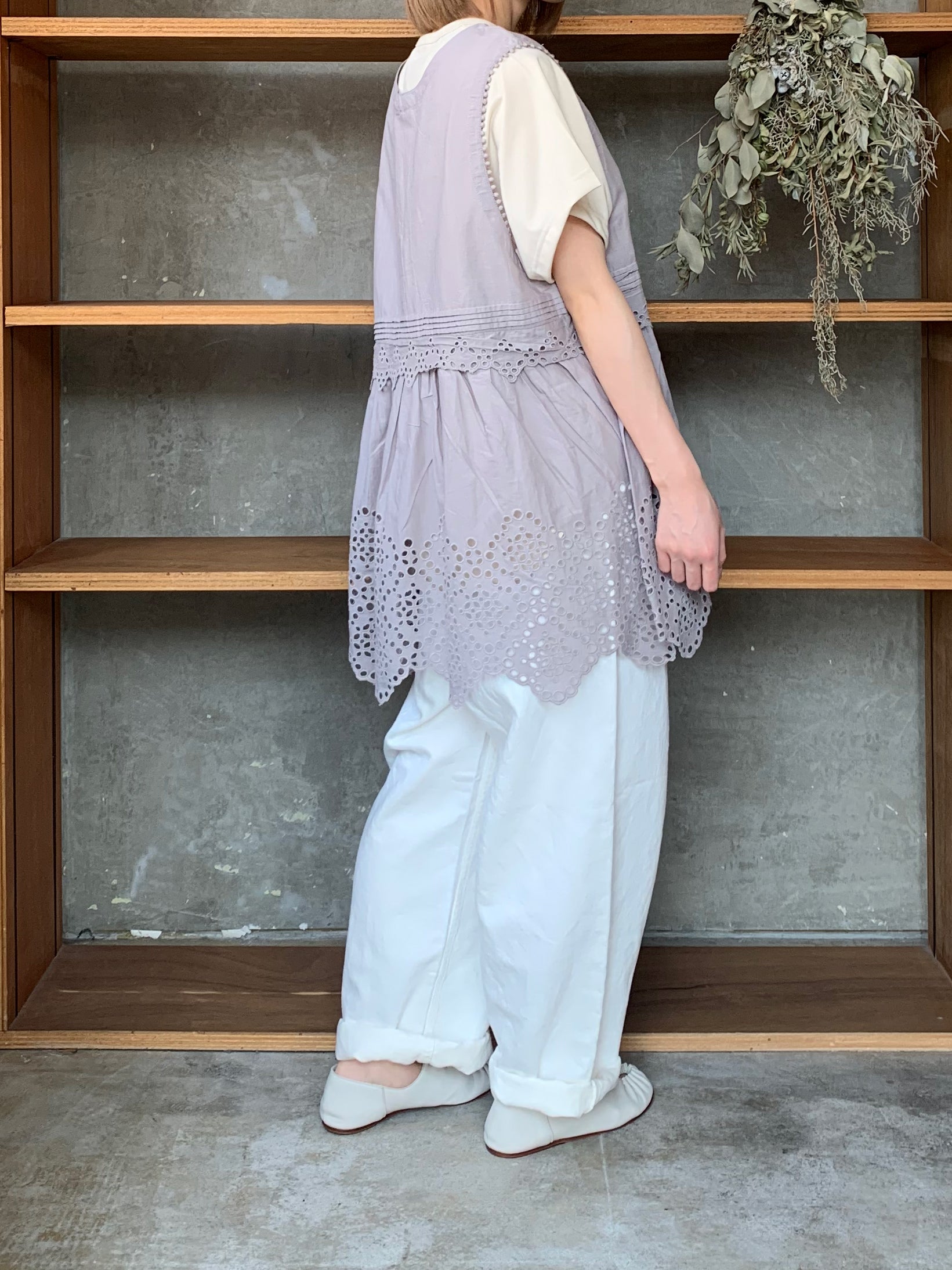 【SALE】tumugu / カットワークレース 2wayノースリチュニック（GRAY）