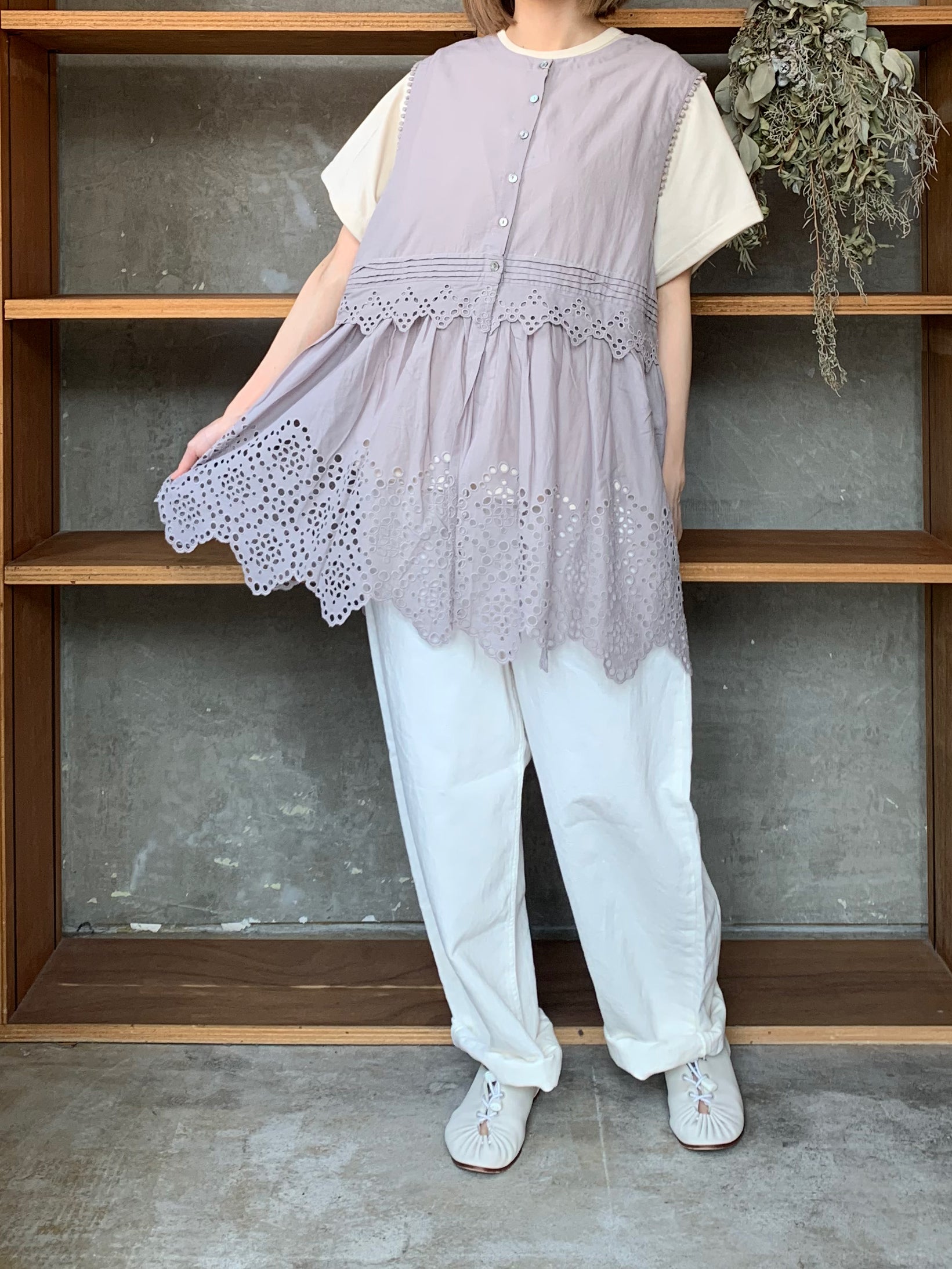 【SALE】tumugu / カットワークレース 2wayノースリチュニック（GRAY）