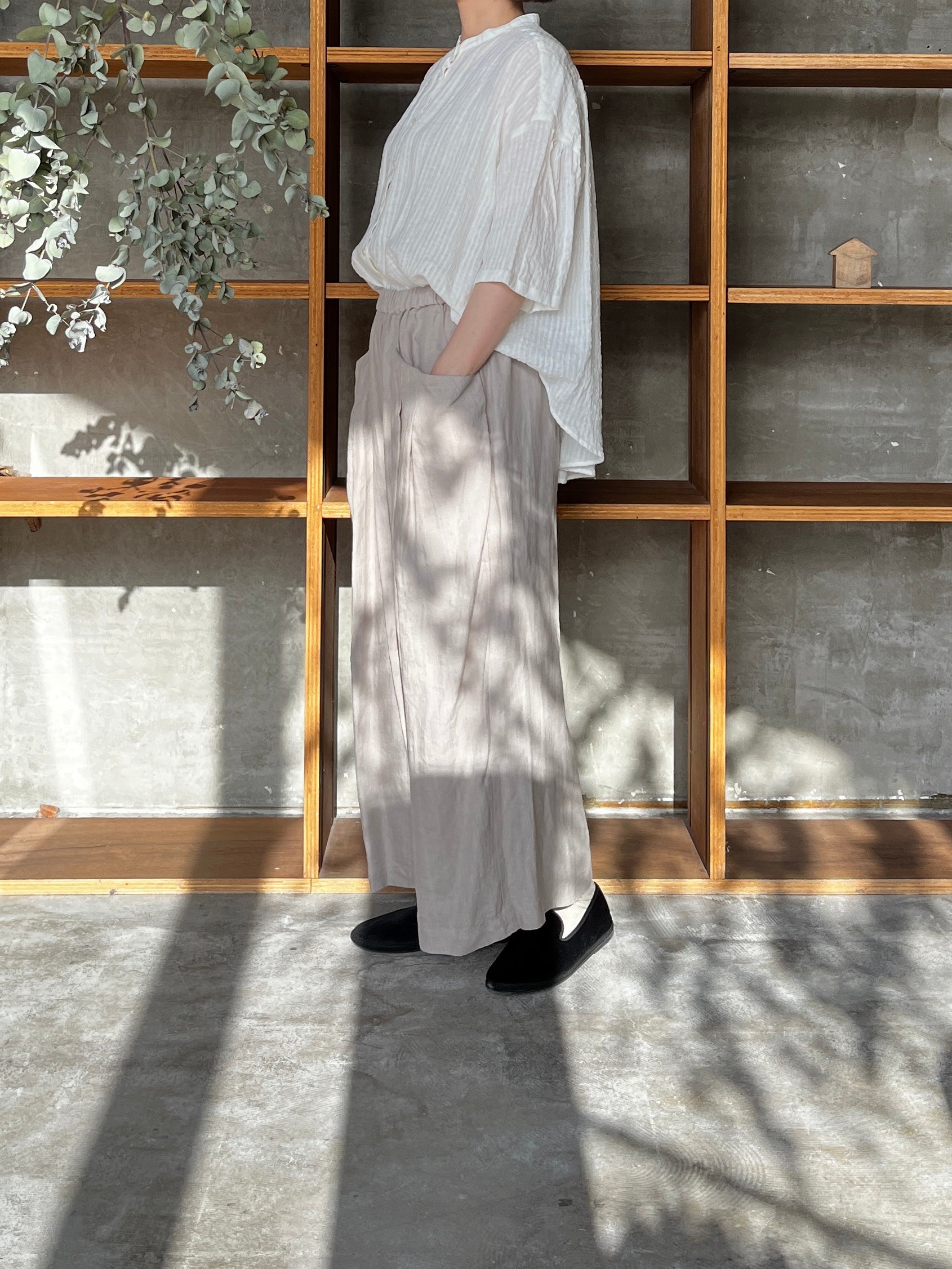 IKKUNA / short-sleeve gathered blouse