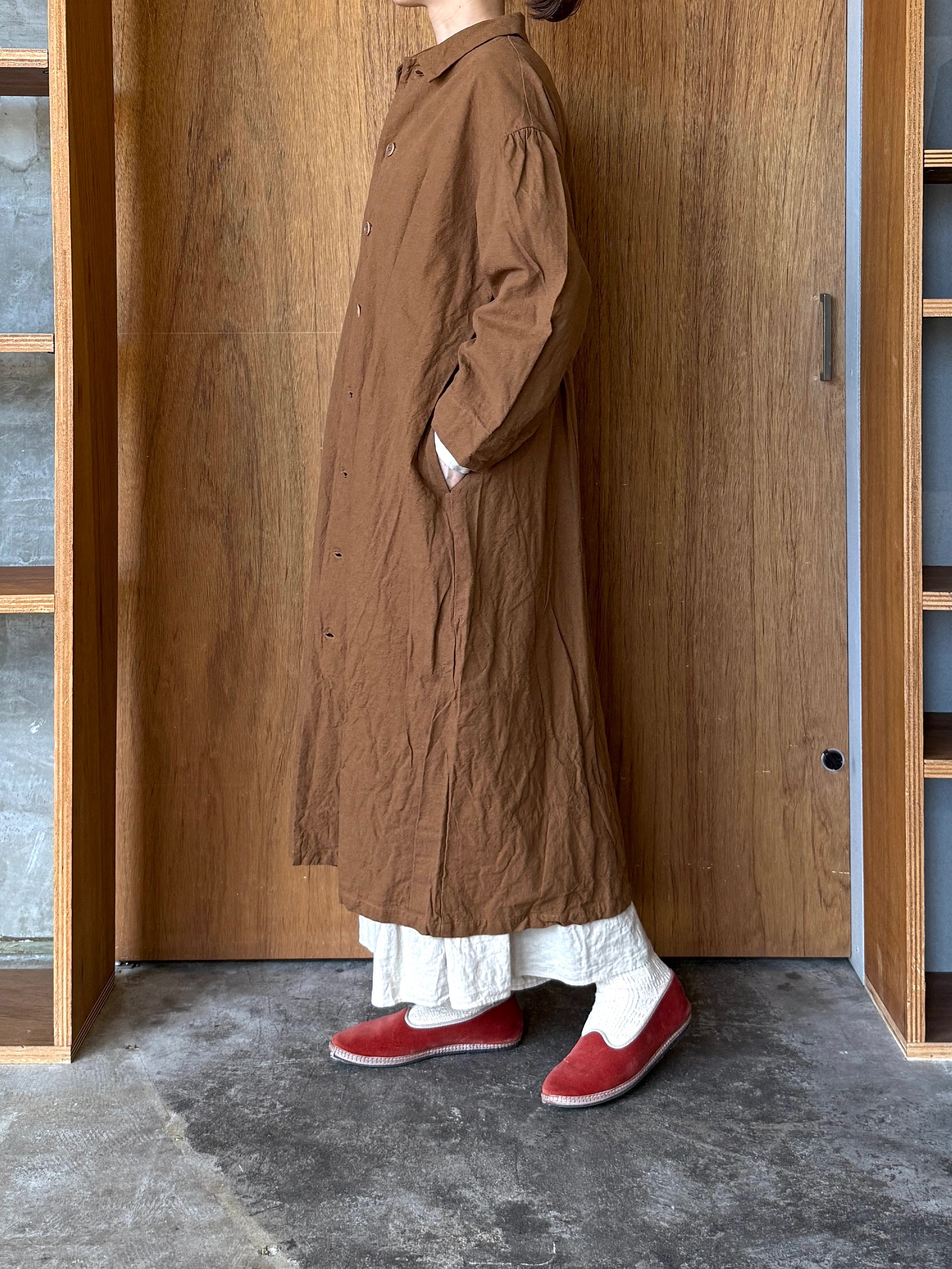 ROBE de PEAU / PAINTER CANVAS COAT (ALMOND)