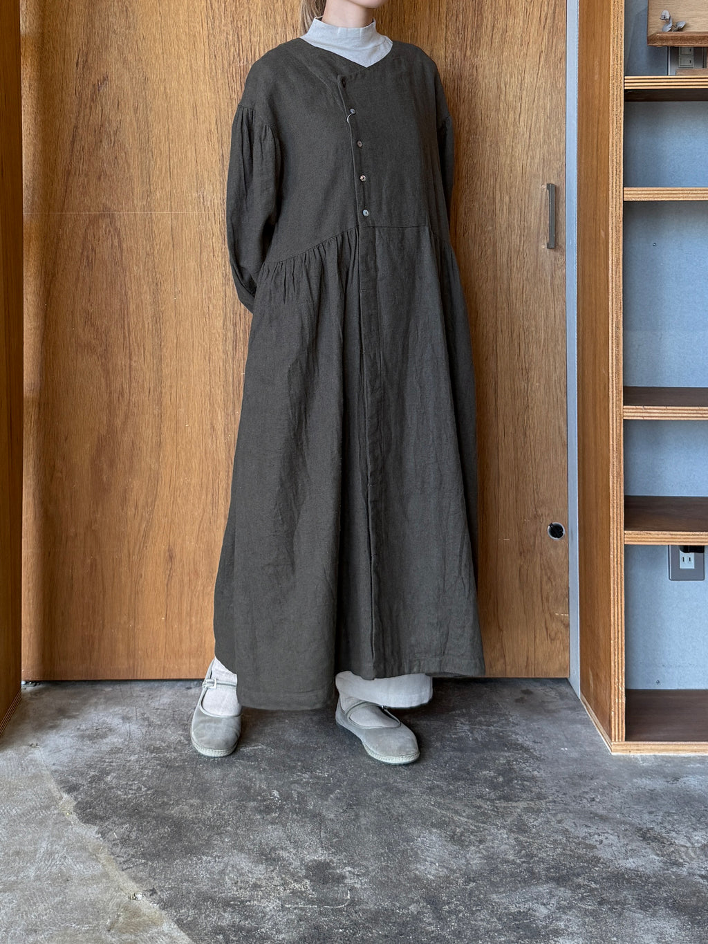 UNIVERSAL TISSU /  綿麻起毛ツイル ガウンワンピース（カーキ）