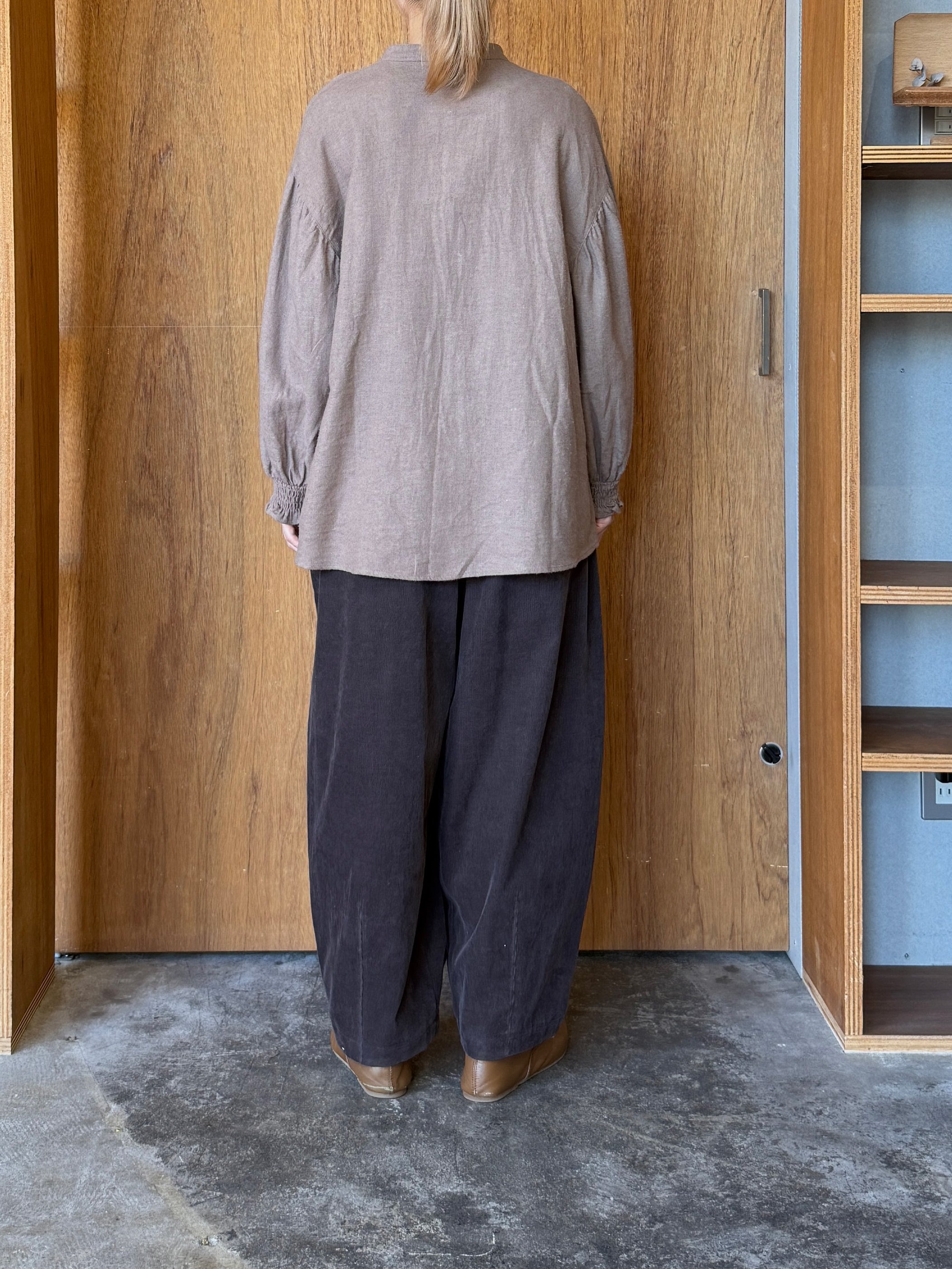UNIVERSAL TISSU /  綿麻起毛ツイル ギャザースリーブブラウス（モカ）