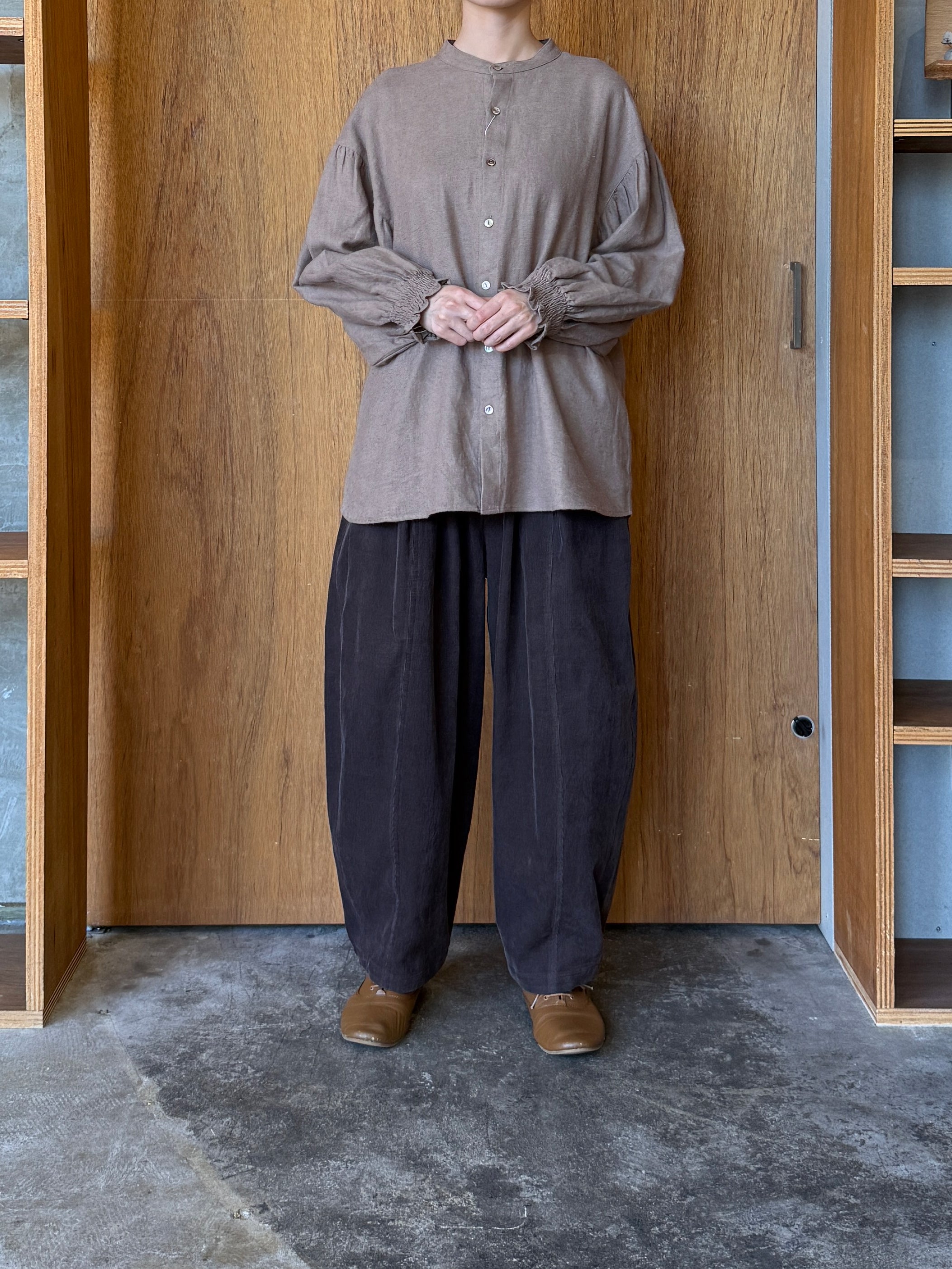 UNIVERSAL TISSU /  綿麻起毛ツイル ギャザースリーブブラウス（モカ）