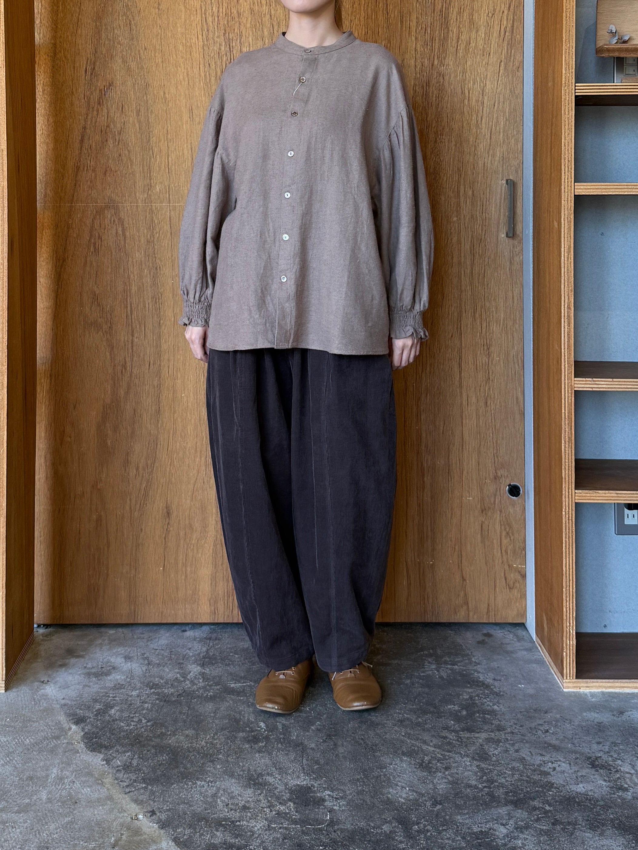 UNIVERSAL TISSU /  綿麻起毛ツイル ギャザースリーブブラウス（モカ）