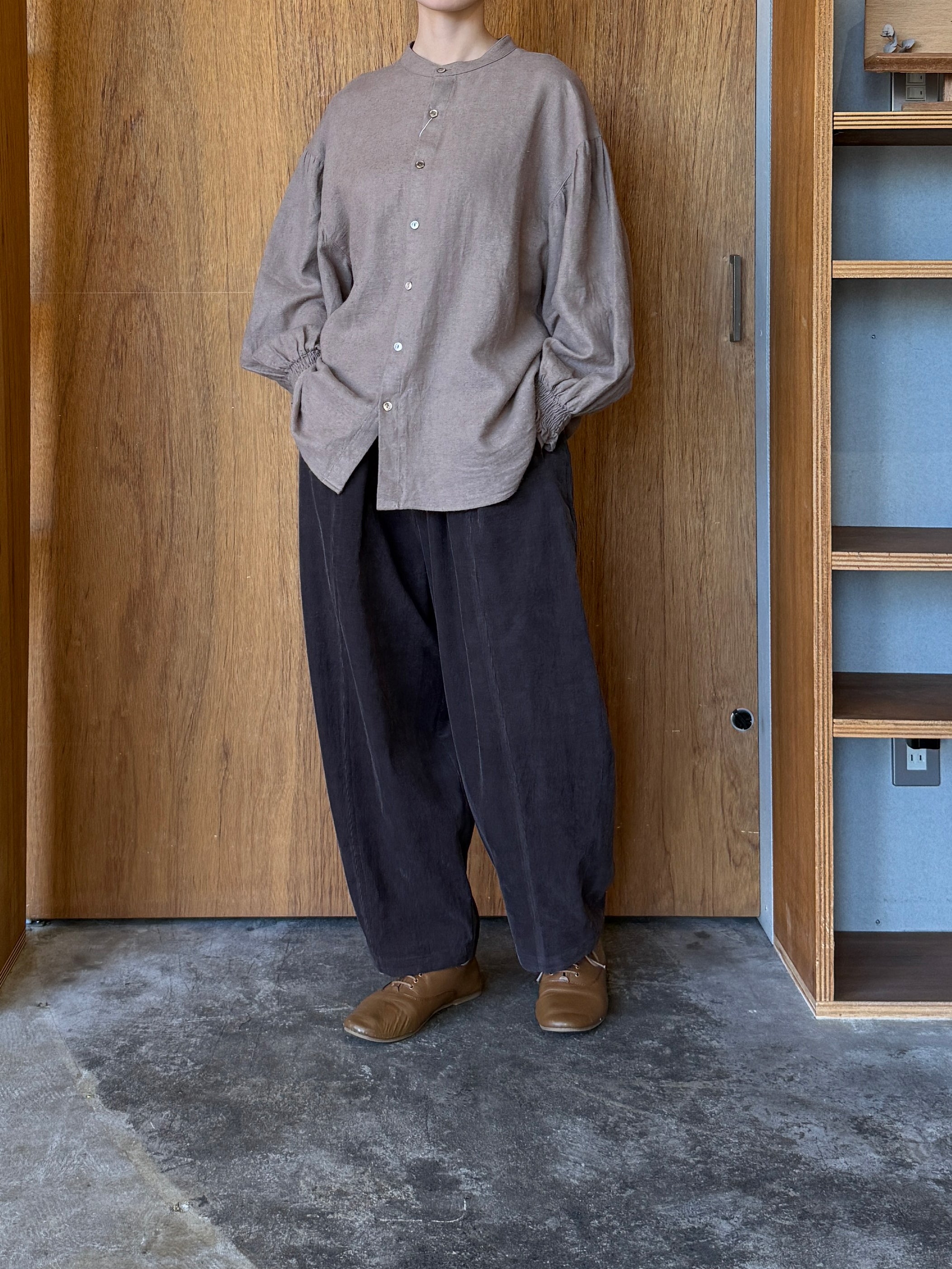 UNIVERSAL TISSU /  綿麻起毛ツイル ギャザースリーブブラウス（モカ）