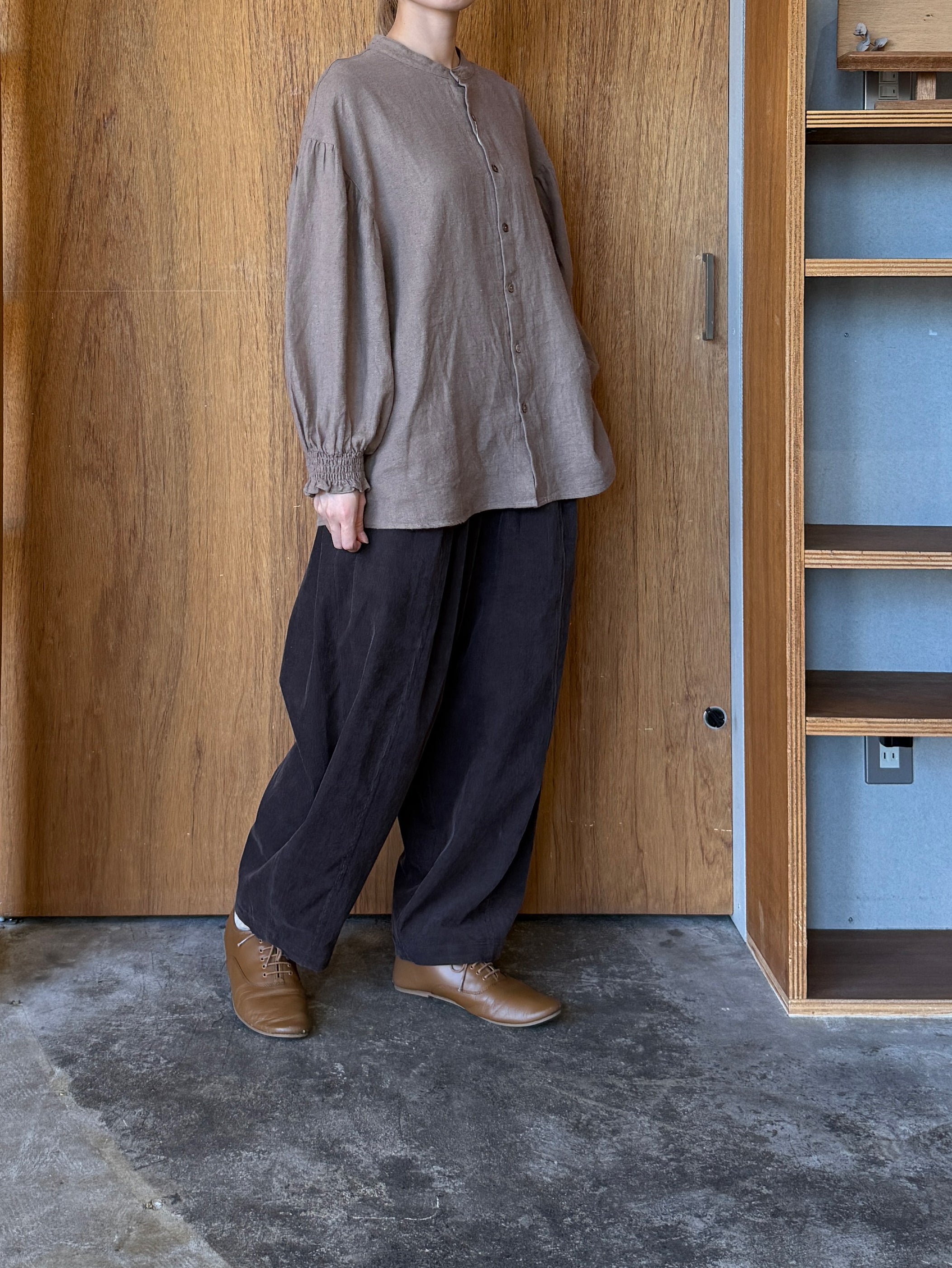 UNIVERSAL TISSU /  綿麻起毛ツイル ギャザースリーブブラウス（モカ）