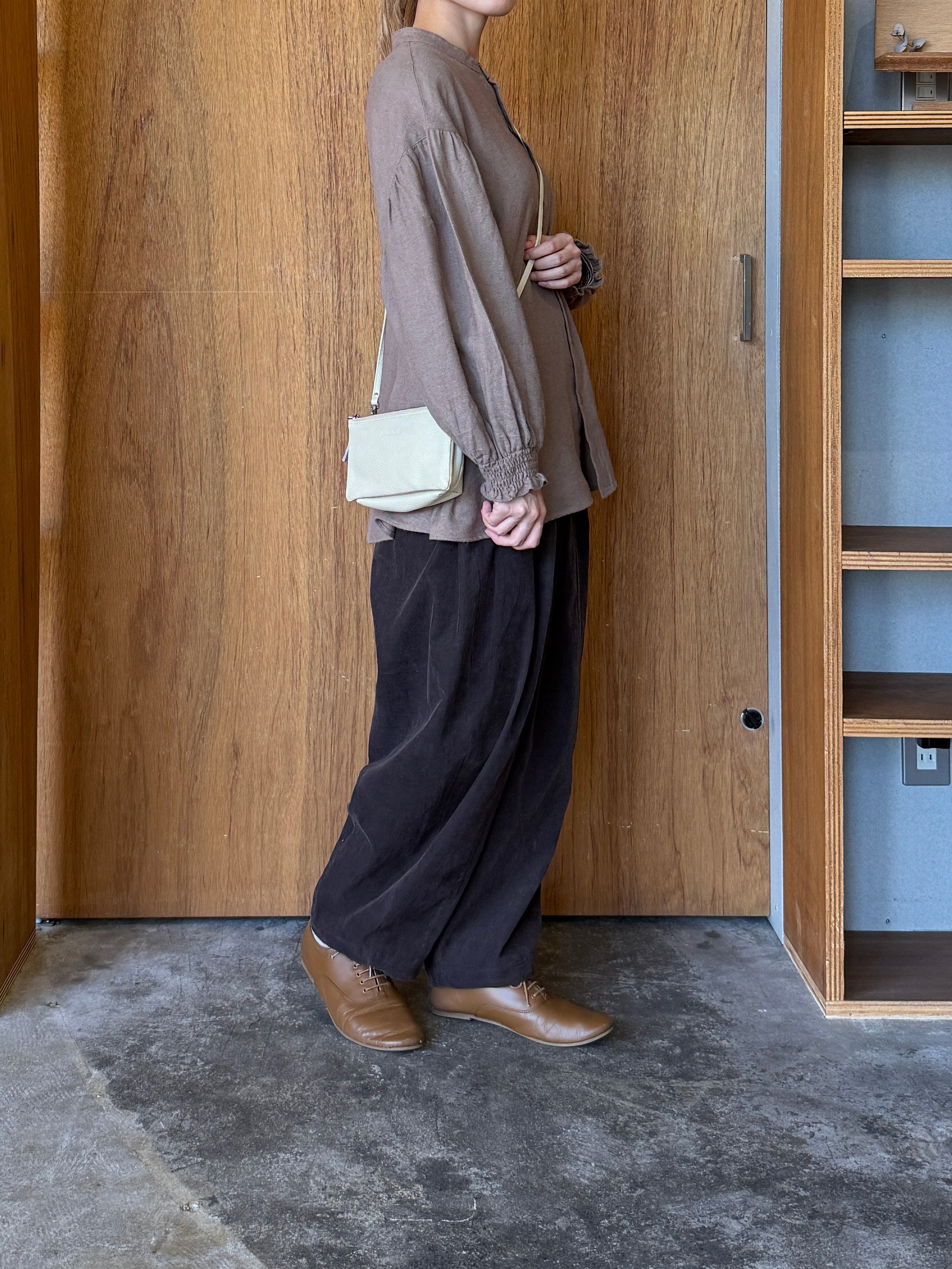 UNIVERSAL TISSU /  綿麻起毛ツイル ギャザースリーブブラウス（モカ）