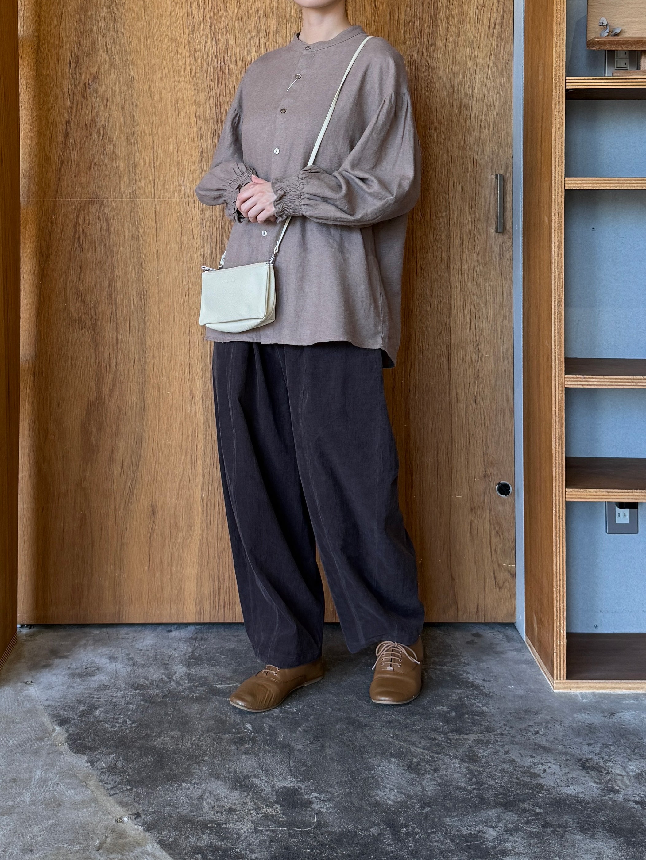 UNIVERSAL TISSU /  綿麻起毛ツイル ギャザースリーブブラウス（モカ）