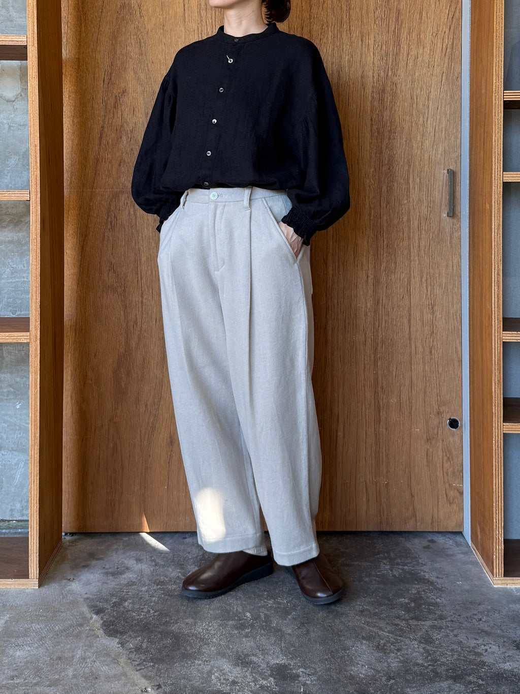 UNIVERSAL TISSU /  綿麻起毛ツイル ギャザースリーブブラウス（クロ）