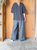 UNIVERSAL SEVEN / クラシック天竺 ショルダーフリルTシャツ（クロ×クロ）