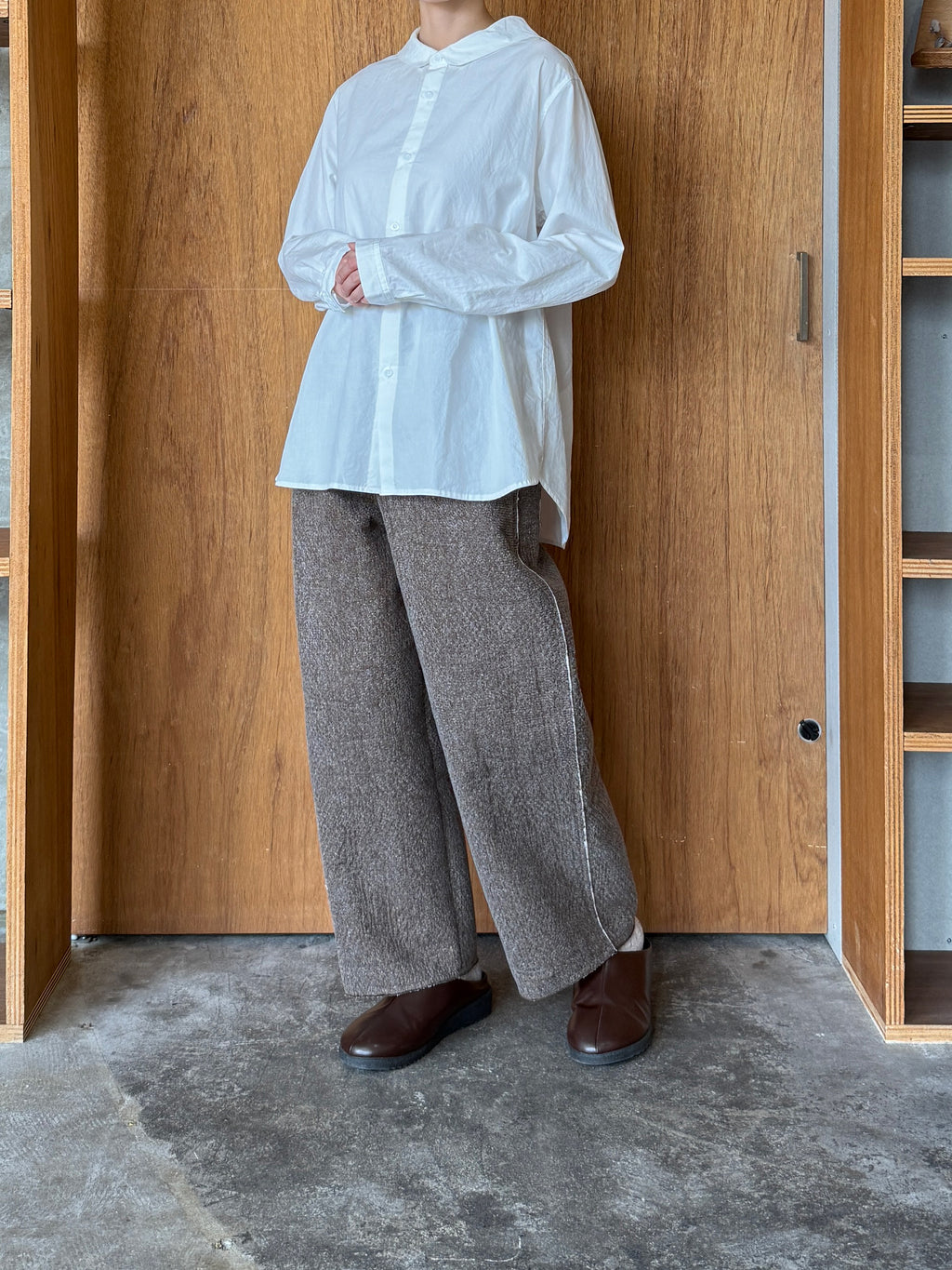 qiri / Denim fleece needle punch curve pants (ブラウン)