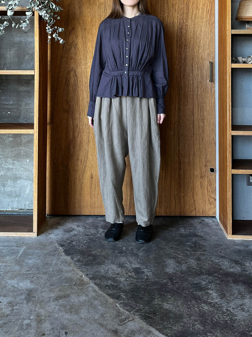 IKKUNA / tucked blouse（charcoal gray）