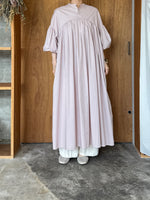 【SALE】UNIVERSAL TISSU / ナチュラルタイプライター バンドカラーギャザーOP